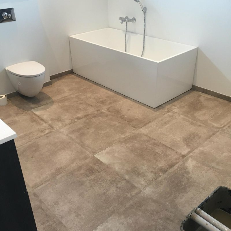 Nye klinker og fliser på badeværelse